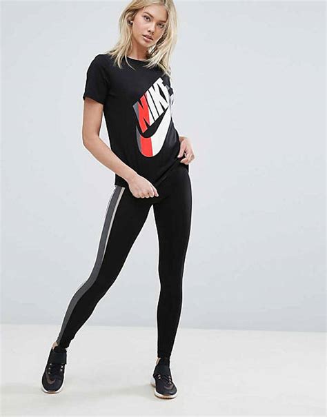 Nike – Gestreiftes T